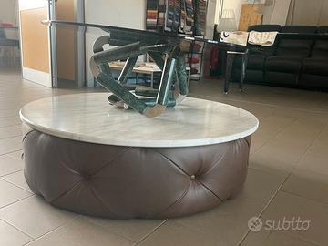 Tavolino basso in pelle e piano marmo calagatta