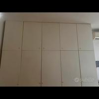 Armadio in legno laccato bianco