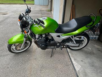 vederei moto e due caschi