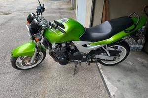 vederei moto e due caschi