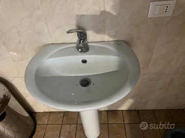 Lavandino con miscelatore