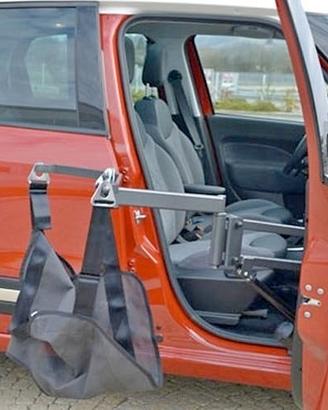 Gruetta solleva persone per auto