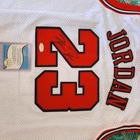 Maglia Micheal Jordan autografata con COA 
