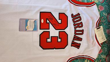 Maglia Micheal Jordan autografata con COA 