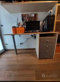 Scrivania con cassettiera