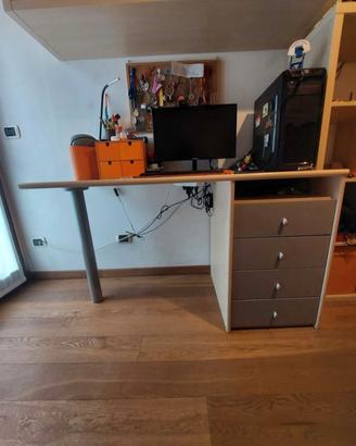 Scrivania con cassettiera