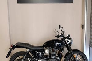 TRIUMPH STREET TWIN 900