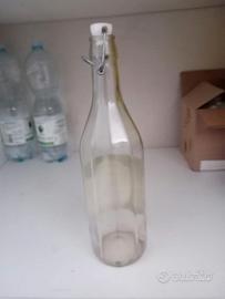 Bottiglie e tappi usati
