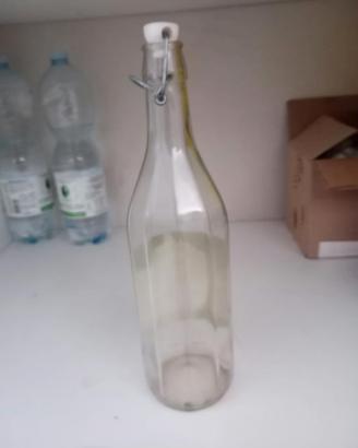 Bottiglie e tappi usati