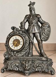 Orologio vintage Cavaliere medievale in peltro