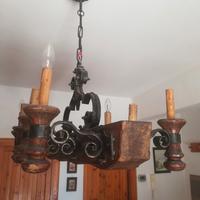 Lampadario in ferro battuto e quercia