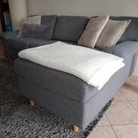 Divano con penisola in tessuto grigio scuro 