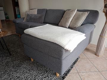 Divano con penisola in tessuto grigio scuro 