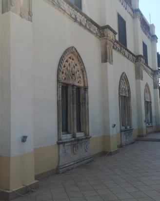 Appartamento stile castello ampio balcone-giardino