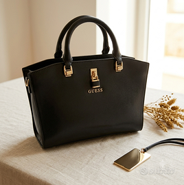 Borsa Guess Nera Elegante con Dettagli Gold