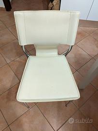Sedie con seduta in ecopelle e gambe in metallo