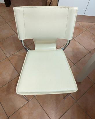 Sedie con seduta in ecopelle e gambe in metallo