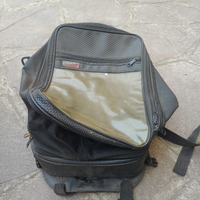 Un casco moto e una borsa da serbatoio