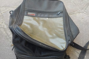 Un casco moto e una borsa da serbatoio