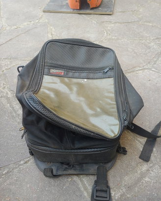 Un casco moto e una borsa da serbatoio