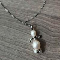 Collanina con ciondolo bambolina stilizzata