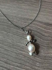 Collanina con ciondolo bambolina stilizzata