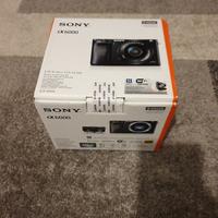 Sony alpha 6000L con obiettivo ancora incartata