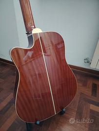 Chitarra 12 corde amplificata € 65,00