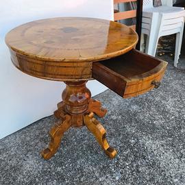 Tavolino rotondo antico in legno, intarsiato