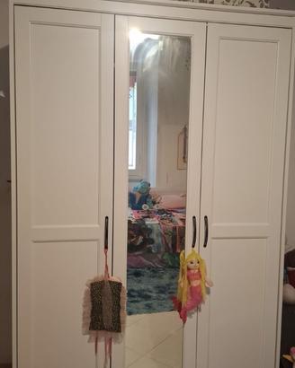 Armadio scaffali e scrivania