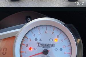  moto triumph  1050  