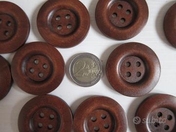 10 Bottoni in legno. Misura 4cm.