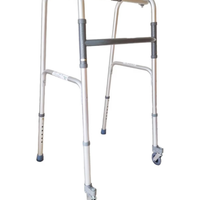 Deambulatore più piedini con ruote