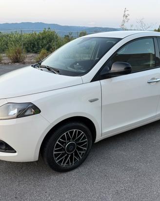 Lancia Ypsilon 1.0 Hybrid