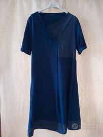 Vestito blu con bottone