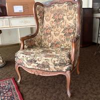 Poltrona in tessuto con cornice legno