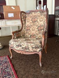 Poltrona in tessuto con cornice legno