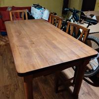 Tavolo in noce massiccio + 7 sedie  impigliate