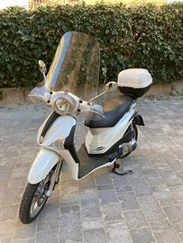 Liberty 125 bianco – 12.500 km – Accessori inclusi