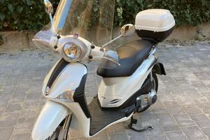 Liberty 125 bianco – 12.500 km – Accessori inclusi