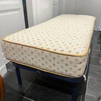 Letto singolo con materasso