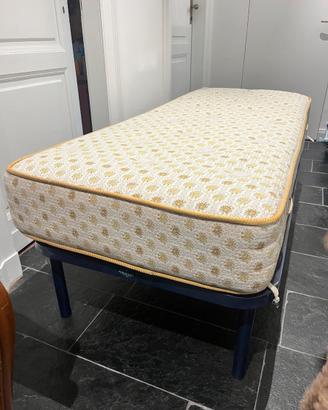 Letto singolo con materasso