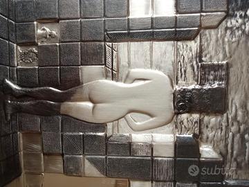 Bassorilievo di Salvador Dalì "Gala che guarda il 