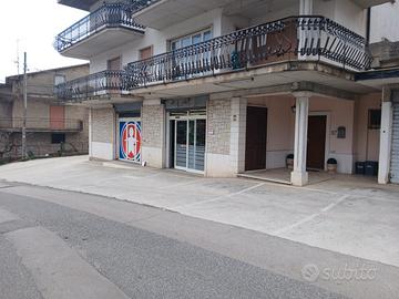 Locale commerciale 195 mq con parcheggio privato -