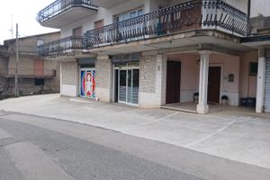 Locale commerciale 195 mq con parcheggio privato -