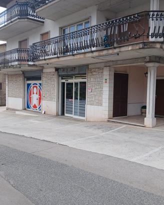 Locale commerciale 195 mq con parcheggio privato -