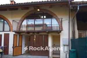 CASA INDIPENDENTE SU DUE LIVELLI CON GARAGE