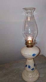 Lampada antica ad olio o  petrolio