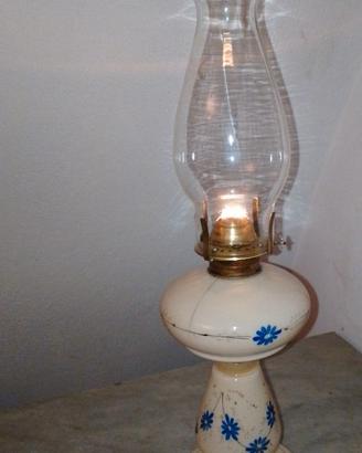 Lampada antica ad olio o  petrolio