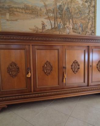 Credenza in noce massiccio intagliata